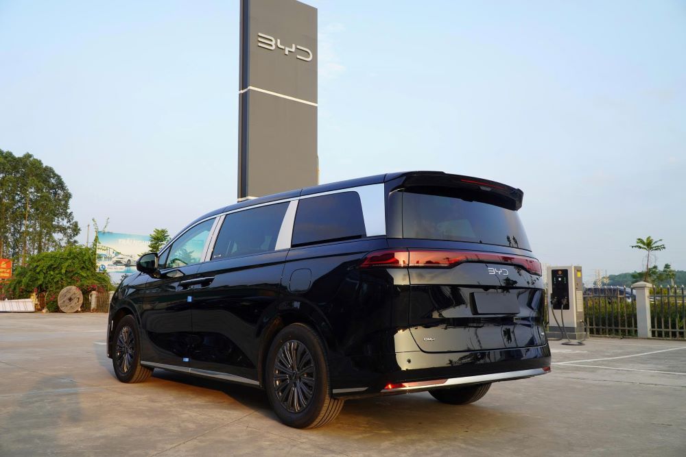 tan-binh-byd-m9-khuay-dao-thi-truong-mpv