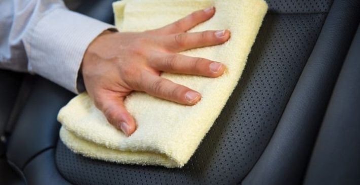 huong-dan-ve-sinh-va-duong-ghe-da-o-to-tai-nha (1)