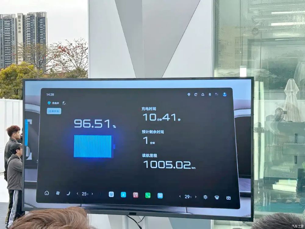 BYD-ra-mat- pin Blade-sac-pin-chi- trong-9 phut